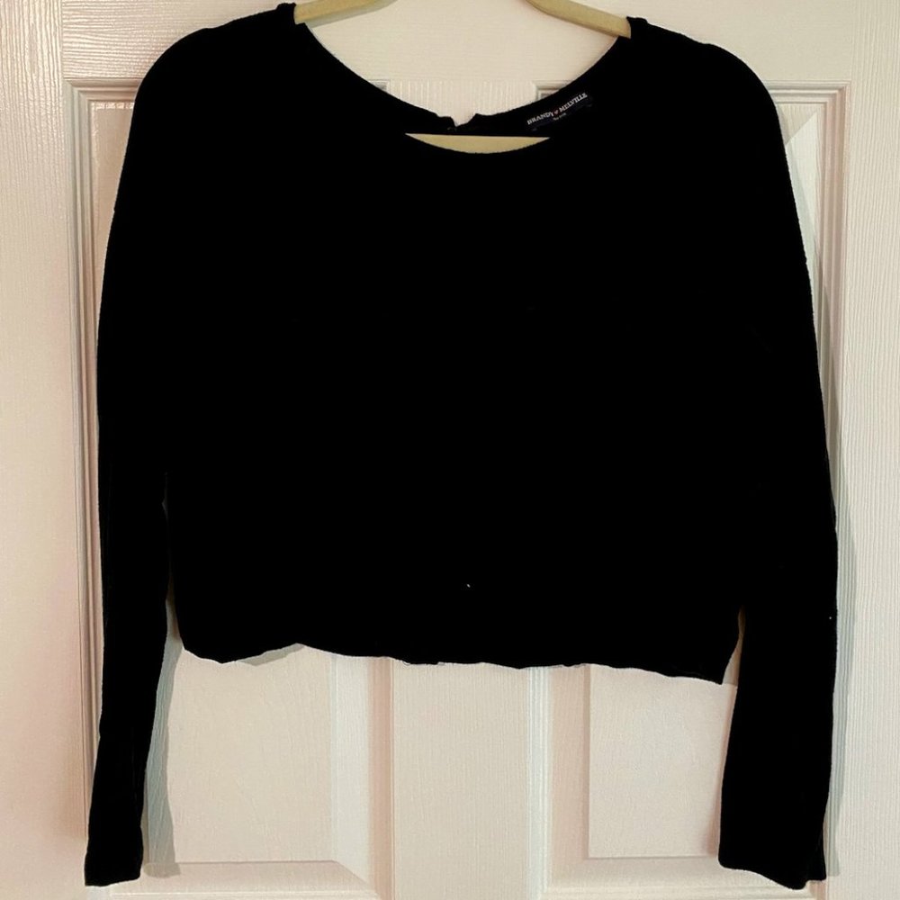 NWOT - Brandy Melville Black Cropped Long Sleeve Button Back T-Shirt